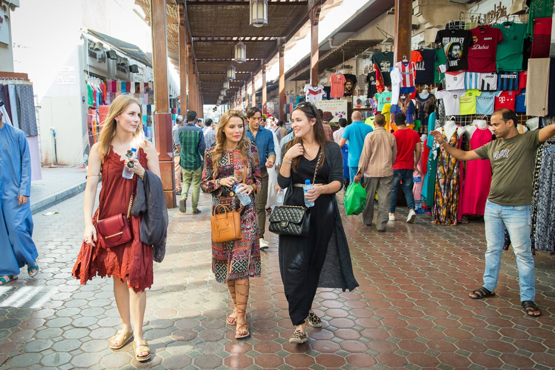 Dubai: Walking Tour Old Town, Souks, Street Food & Abra Ride